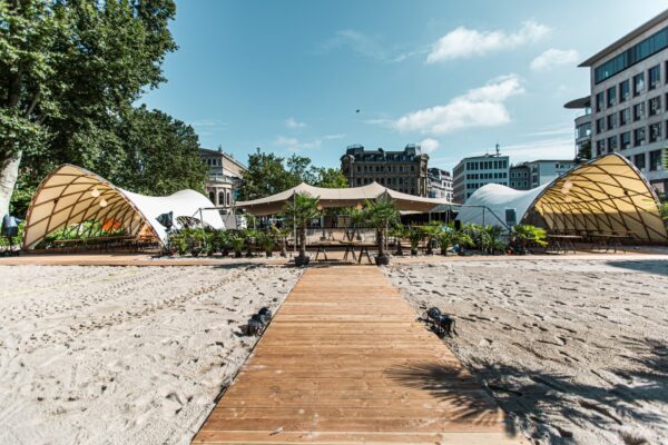 1349-STROHBOID_Gibson Beach_Pavillons für Corporate Event